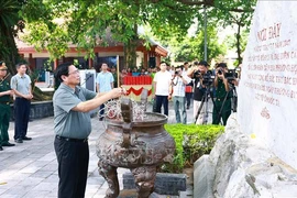 Le Premier ministre Pham Minh Chinh offre de l’encens au site historique national du 27 Juillet, à Thai Nguyên. Photo: VNA