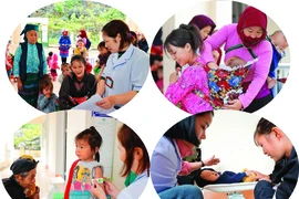 Consultations médicales régulières en faveur des enfants dans le dispensaire de la commune de Giàng Chu Phin, à Hà Giang (Nord). Photo : VNA