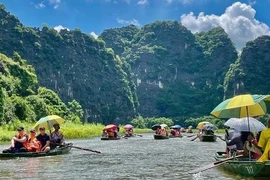 Touristes visitant le site de Tam Côc dans la province de Ninh Binh. Photo : NDEL