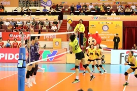 Après des performances remarquables, le Vietnam (à droite) a décroché une place pour participer au Championnat du monde de volleyball féminin FIVB 2025. Photo: VNS