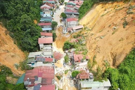 Un glissement de terrain a tué deux personnes dans le quartier de Yên Ninh, ville de Yên Bai. Photo : VNA