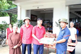 La Croix-Rouge de la province de Ha Nam a remis près de 2.000 paquets cadeaux au Comité populaire de la commune de Kiên Khê, district de Thanh Liêm, province de Hà Nam pour venir en aide aux habitants locaux touchés par les inondations. Photo : VNA