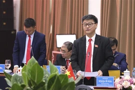 Le chef du comité de contrôle du PCV de Diên Biên, Nguyên Sy Quân (debout, en lunettes) s’exprime lors de l’événement, à Diên Biên Phu, le 18 septembre. Photo : VNA