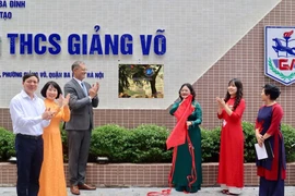 L'ambassadeur de France au Vietnam, Olivier Brochet (3e à gauche), et la directrice du collège Giang Vo, Tô Thi Hai Yên (3e à droite), ont coupé la bande d'inauguration de la plaque LabelFrancÉducation. Photo : CTV/CVN