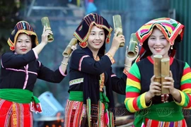 Danse des femmes de l’ethnie minoritaire Công en costume traditionnelle, à Lai Châu. Photo : VNP