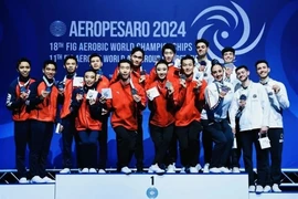 L'équipe vietnamienne (à gauche), les équipes chinoise et italienne sur le podium de l'épreuve du groupe de cinq des Championnats du monde de gymnastique aérobic de la FIG. Photo : FIG 