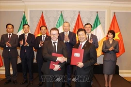 Le secrétaire général et président vietnamien Tô Lâm supervise la signature des documents de coopération, à Dublin, le 3 octobre. Photo: VNA