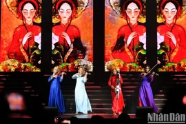 Le quatuor à cordes Bond vêtues d’ao dài (tunique traditionnelle vietnamienne) sur scène. Photo : NDEL