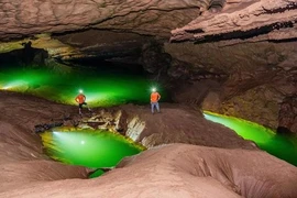 Le lac récemment découvert dans la grotte de Thung. Photo : znews.vn