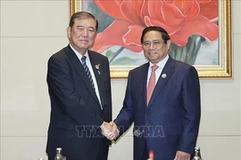 Le Premier ministre Pham Minh Chinh (à droite) rencontre son homologue japonais Shigeru Ishiba, à Vientiane, au Laos, le 11 octobre. Photo : VNA