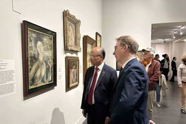 L'ambassadeur du Vietnam en France, Dinh Toàn Thang (en cravate rouge) et des visiteurs à l'exposition "Lê Phô, Mai Thu, Vu Cao Dam, Pionniers de l'art moderne vietnamien en France", tenue du 11 octobre 2024 au 9 mars 2025. Photo: VNA