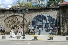 La rue des fresques de Phùng Hung promeut l’art urbain en même temps qu’elle offre au public un regard inédit et séduisant de la capitale où coexistent à merveille l’histoire ancienne, l’héritage colonial et la modernité. Photo : tapchikientruc.com.vn