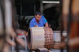 20 étapes sont nécessaires à la fabrication d’un tambour. Photo: baolongan.vn