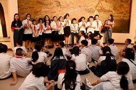 Des élèves participent à un cours d’histoire au Musée national de l'histoire du Vietnam. Photo: NDEL