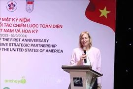 La consule générale des États-Unis à Hô Chi Minh-Ville, Susan Burns, s’exprime lors de l’événement, le 12 novembre. Photo : VNA