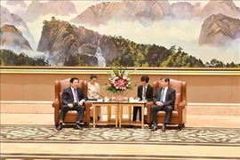 Phan Dinh Trac, membre du Politburo, secrétaire du Comité central du PCV et président de sa Commission des affaires intérieures (à gauche) rencontre Zhou Zuyi, membre du Comité central du PCC et secrétaire du Comité provincial du Parti du Fujian. Photo : VNA