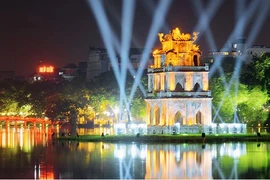 Le lac Hoàn Kiêm (Épée restituée), site touristique le plus visité à Hanoi. Photo: Internet