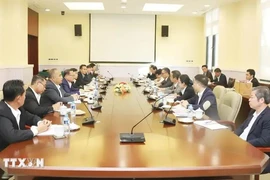 Vue de la rencontre entre le vice-ministre vietnamien de la Culture, des Sports et du Tourisme, Hoang Dao Cuong, et le secrétaire adjoint du Bureau du Comité central du Parti révolutionnaire populaire lao, Khampha Phimmasone. Photo : VNA