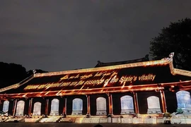 Le Temple de la Littérature s’illumine dans une mise en scène sonore et lumineuse captivante. Photo: VOV