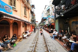 Tours of coffee shops along Hanoi train street prohibited