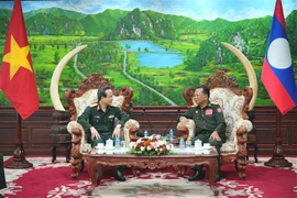 Un dirigeant lao apprécie la coopération de médecin militaire Vietnam-Laos