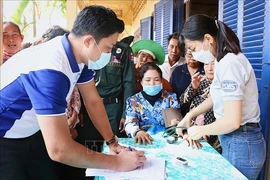 L'ambassade du Vietnam au Cambodge organise un programme médical en faveur des personnes défavorisées à Kratie