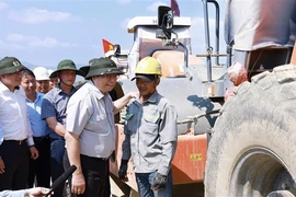 Le PM Pham Minh Chinh inspecte les travaux d’un grand projet autoroutier