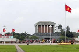 Plus de 61.000 personnes visitent le mausolée du Président Hô Chi Minh pendant les vacances du 30 avril et du 1er mai