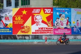Les dirigeants cubains félicitent le Vietnam à l'occasion du 49e anniversaire de la réunification nationale