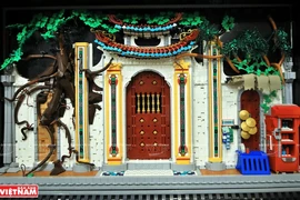 Хоанг только что закончил три модели из Лего: продуктовый магазин, ворота общинного дома и ворота дома. (Фото: ИЖВ)