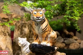 Коллекция фарфоровых статуй тигра. (Фото: ИЖВ)
