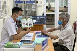 Врач Центральной больницы легких консультирует пациента с туберкулезом (Фото: ВИA)