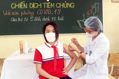 A student receives a COVID-19 vaccine shot in Quang Ninh province. (Photo: VNA)