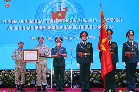 Deputy Defence Minister Sen. Lt. Gen. Hoang Xuan Chien (third from left) presents the third-class Fatherland Protection Order to Engineering Unit Rotation 1 at the ceremony on May 27. (Photo: VNA)