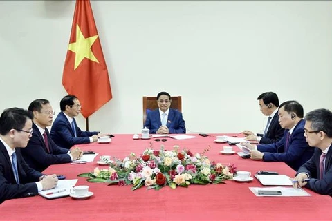 PM Pham Minh Chinh holds phone talks with his Singaporean counterpart Lawrence Wong on May 29. (Photo: VNA)