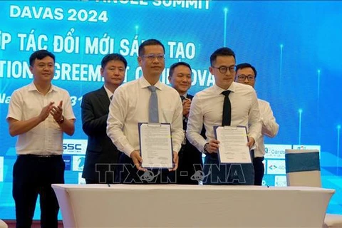 The Da Nang Department of Science and Technology and KILSA Global sign a cooperation deal at the Da Nang Venture and Angel Summit (DAVAS) 2024 on May 31. (Photo: VNA)