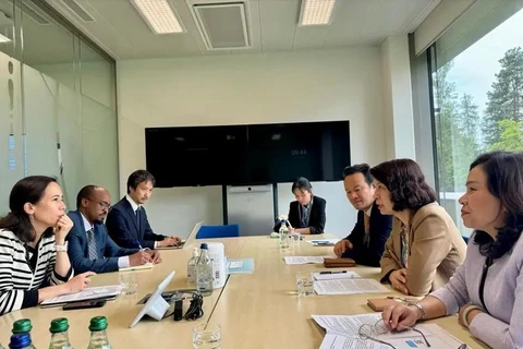 Deputy Minister of Health Nguyen Thi Lien Huong (second, right), Gavi Chief Programme Officer Aurelia Nguyen (first, left) and other officials meet at the Gavi headquarters in Geneva. (Source: VNA)