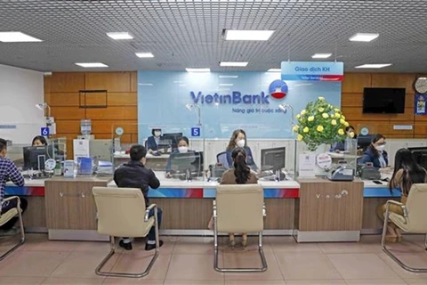 Customers at a VietinBank branch office in Hoan Kiem district, Hanoi. (Photo: VNA)