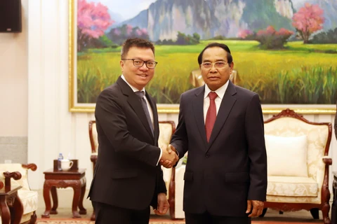 Bounthong Chitmany (right), Permanent member of the Secretariat of the LPRP Central Committee and Vice President of Laos, receives Le Quoc Minh, Editor-in-chief of the Nhan dan newspaper, Vice Chairman of the CPV Central Committee’s Commission for Information and Education and Chairman of the Vietnam Journalists’ Association, in Vientiane on June 7. (Photo: VNA)