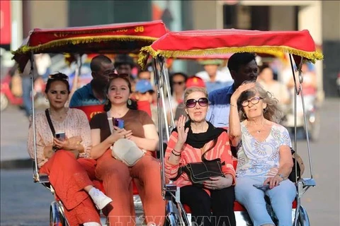 Foreign visitors take a cyclo tour around Hanoi's Old Quarter. (Photo: VNA)