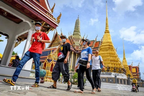 Visitors to the Royal Palace in Bangkok, Thailand. (Photo: AFP/VNA)