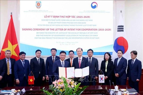 Deputy Prime Minister and Minister of Justice Le Thanh Long (front, left) and the Minister of Government Legislation of the Republic of Korea, Lee Wan Kyu, sign a letter of intent on cooperation in building a law information system in Vietnam for 2025-2029. (Photo: VNA)