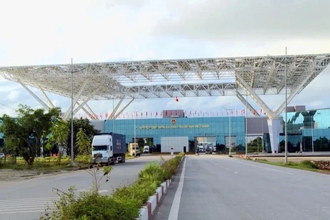 Trucks carrying goods through Bac Luan 2 Border Gate of the Mong Cai International Border Gate in Quang Ninh province (Photo: VNA)