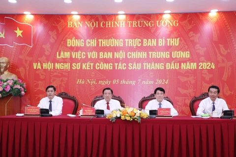 Politburo member and standing member of the Party Central Committee’s Secretariat Luong Cuong (second from right) and officials of the Party Central Committee’s Commission for Internal Affairs chair the conference on July 7. (Photo: VNA)