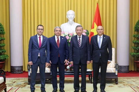 President To Lam (second, right) and Ambassadors Korhan Kemik of Türkiye (first, left), Shovgi Kamal Oglu Mehdizade of Azerbaijan (second, left), and Kanat Tumysh of Kazakhstan (first, right) at the meeting in Hanoi on July 16 (Photo: VNA)