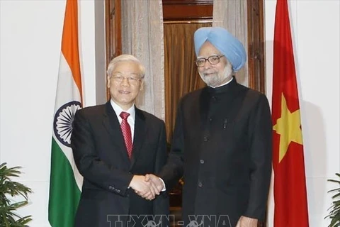 Indian Prime Minister Manmohan Singh (right) welcomes and has talks with Party General Secretary Nguyen Phu Trong, who was on a state visit to India, in New Delhi on November 20, 2013. (Photo: VNA)