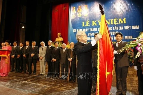 NA Chairman Nguyen Phu Trong grants the Party and State’s Ho Chi Minh Order to the VNA at the ceremony marking the agency’s 65th founding anniversary (September 15, 1945 - 2010). (File photo: VNA)