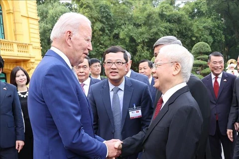 Party General Secretary Nguyen Phu Trong (R) welcomes US President Joe Biden, who is on a state visit to Vietnam, on September 10, 2023. (Photo: VNA)