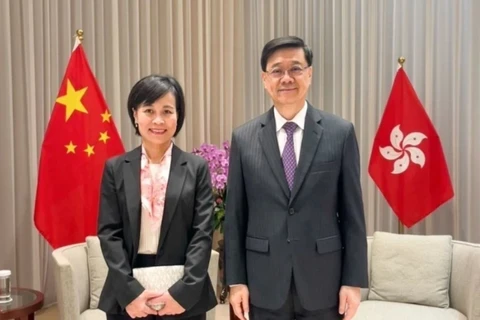 Vietnamese Consul General in Hong Kong and Macau Le Duc Hanh (left) and Chief Executive of the Hong Kong Special Administrative Region (China) John Lee Ka-chiu. (Source: VNA)