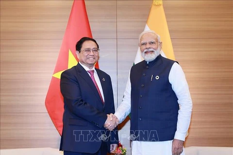 PM Pham Minh Chinh (left) and his Indian counterpart Narendra Modi meets at the expanded G7 Summit in Hiroshima, Japan, on May 20, 2023. (Photo: VNA)